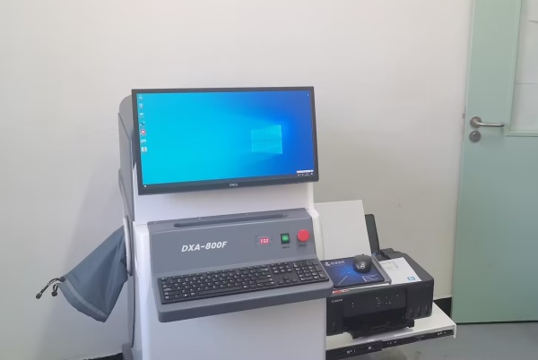 雙能X射線骨密度儀：準確測量骨密度，助力骨質(zhì)疏松防治，守護骨骼健康